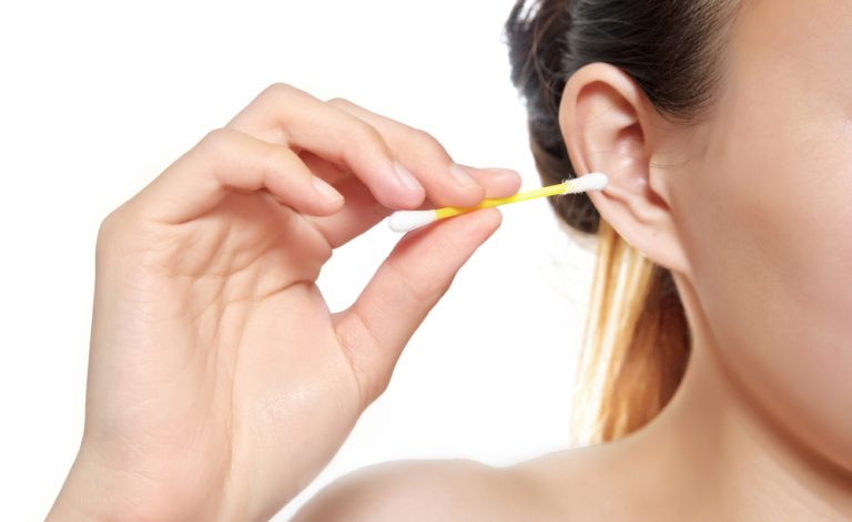 Perché non si dovrebbero pulire le orecchie con i cotton fioc?