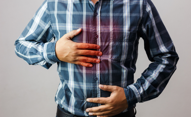 Reflusso gastrico: c’è un motivo ben preciso per cui gli anziani dovrebbero curarlo