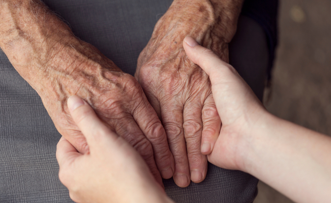Tutte le agevolazioni per chi assiste parenti malati: legge 104, assegni e detrazioni