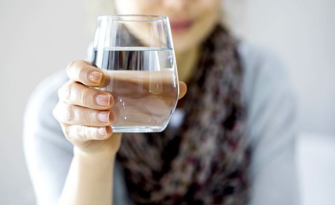 Troppa acqua (bevuta velocemente) fa male: si rischia l’intossicazione