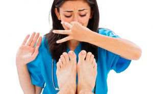 sudore ai piedi: come eliminare la puzza ai piedi